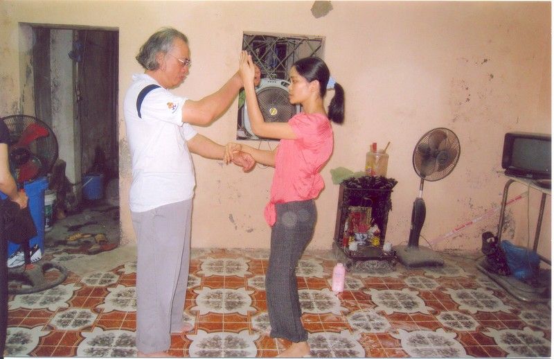 VS Nguyễn Ngọc Nội đang dạy học trò tại VĐ Hồng Phúc